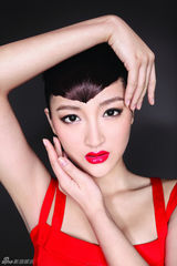 组图：黄姿琪拍亮丽大片 烈焰红唇秀性感