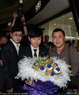 组图：张杰捞金被围堵 现场混乱粉丝摔倒