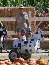 组图：哈利贝瑞与前男友携爱女度假