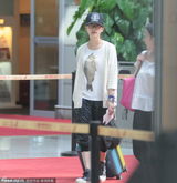 组图：刘诗诗素颜亮相机场 避安检猛喝饮料