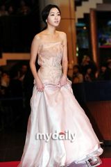 组图：大钟奖红毯星光熠熠 群星华服登场斗艳