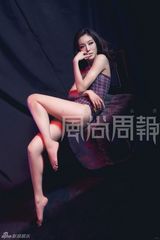 高清组图：演员梁镜珂拍大片 大秀美腿玩性感