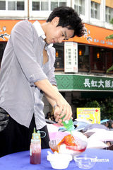 高清图集：彭于晏冒雨办签唱 开跑车进场想要蝙蝠车