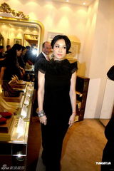 组图：刘嘉玲受品牌高层宠爱 郭品超造型时尚帅气