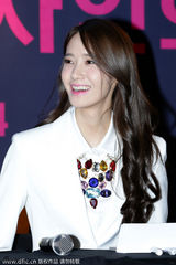 组图：少女时代亮相签售会 修身白衣靓丽抢镜