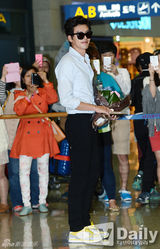 组图：韩星玄彬黑超遮面返韩 将拍古装新片