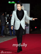组图：李准灰西服帅气 红毯挥手显亲和