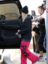 组图：麦当娜粉裤运动衫亮相洛城 金发墨镜炫酷