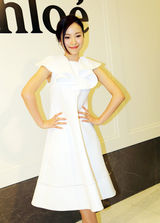 组图：江一燕助阵国际品牌 空运礼服备战金像