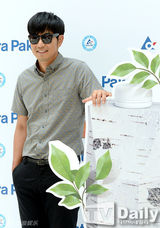 组图：韩星李钟赫花衬衫墨镜出席时尚活动