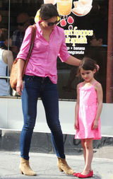 组图：凯蒂与苏瑞粉红母女装外出街边谈心