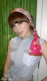 组图：王紫伊休闲写真曝光 美妆高手笑容动人