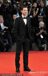 组图：罗伯特雷德福白衣潇洒 希亚-拉博夫黑装帅气