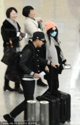 组图：杨幂挺大肚赴港养胎 刘恺威挽手贴心陪伴