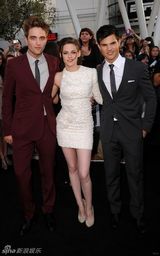 幻灯图集：《月食》洛杉矶首映 主创三人暧昧传情