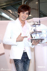 幻灯图：贺军翔化妆品代言 面临兵役问题很尴尬