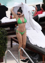 组图：布鲁克绿色比基尼兜巨乳 性感享日光浴