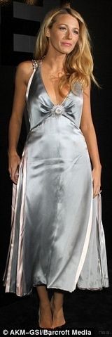 组图：布莱克-莱弗利现身时尚派对 长裙裸背优雅性感