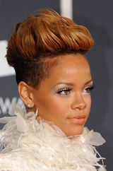 高清组图：蕾哈娜亮相格莱美羽毛长裙纯洁如圣女