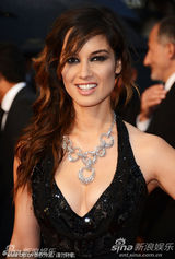 组图：超模刘雯助阵《爱》首映 邦女郎玛尔洛性感