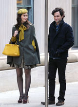 高清组图：莉顿-梅斯特街拍 斗篷大衣搭配花裙