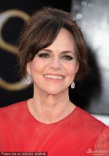 组图：最佳女配角候选人莎莉-菲尔德红纱裙大气