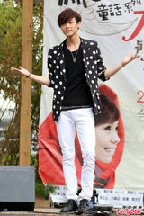 组图：王子许哲佩合作舞台剧感情戏多