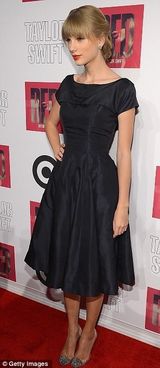 组图：泰勒-斯威夫特亮色礼服秀时尚 宣传新专辑