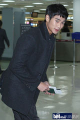 组图：韩星金秀贤帅气亮相机场 赴日宣传新剧