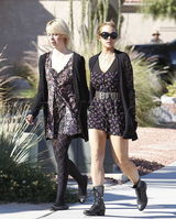 组图：林赛-罗韩外出被拍 穿连身短裙秀美腿