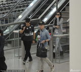 组图：林志颖携妻儿现身机场 小小志见镜头羞涩