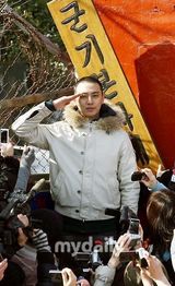 幻灯图集：韩国演员朱智勋入伍现场 为当兵做足准备