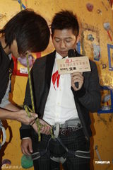 组图：羽泉圣诞节再办个唱 较量攀岩秀出真功夫