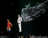 组图：比伯不受分手影响 背巨型翅膀开唱引尖叫