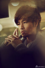 组图：许绍洋写真大片变身忧郁大叔