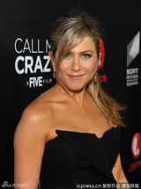 组图：安妮斯顿红毯捂肚 膀大腰圆再传怀双胞胎