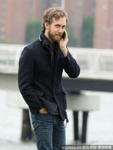 组图：海瑟薇帅气现身片场 豪放大笑不顾形象