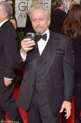 组图：迈克尔-道格拉斯红毯神飞扬 搞怪显童心