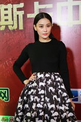 组图：何润东等亮相UGC传播奖 陈乔恩戚薇美艳