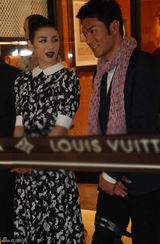 组图：古天乐拄拐杖助阵酒会 因在家下楼梯摔伤