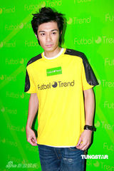 幻灯：周秀娜化身性感足球宝贝 与周柏豪秀运动装