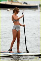 组图：泰勒比基尼平板身材 绯闻新欢似霍比特人