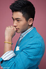 组图：张哲瀚蓝色西服写真曝光 酷帅十足引关注