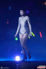 组图：何韵诗开唱透视裙秀腿惨走光