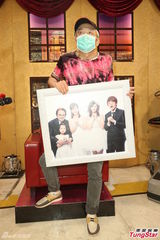 组图：高凌风虚弱上节目 驳斥前妻不实指控