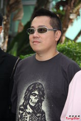 组图：《撒娇女人》见面会 周迅穿大衣倦脸现身