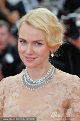 组图：娜奥米-瓦茨戛纳走秀 裸色纱裙妩媚动人