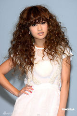 幻灯图集：杨丞琳长卷发似洋娃娃 白蕾丝裙可爱