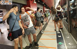 组图：香港40豪放男女下半身裸露穿底裤搭地铁