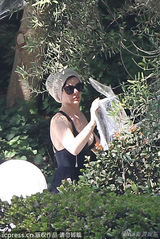 组图：安妮-海瑟薇深V长裙前胸大开 准备万圣节